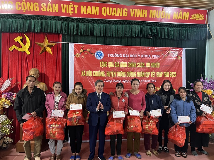 Đ/c Cao Trường Sinh và đ/c Nguyễn Thị Quỳnh Nga trao quà cho các hộ gia đình