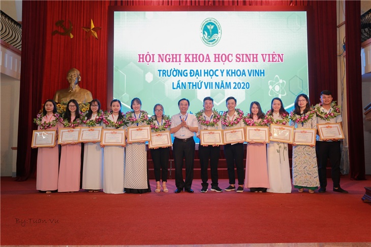 PGS.TS. Nguyễn Cảnh Phú - Hiệu trưởng - trao bằng khen cho các đề tài đạt giải Nhất (Ảnh: Tuấn Vũ)