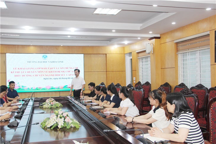 TS. Nguyễn Quốc Đạt - P. Hiệu trưởng - phát biểu tại lễ khai giảng