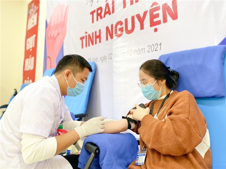 Sinh viên Y khoa Vinh tham gia hiến máu tình nguyện