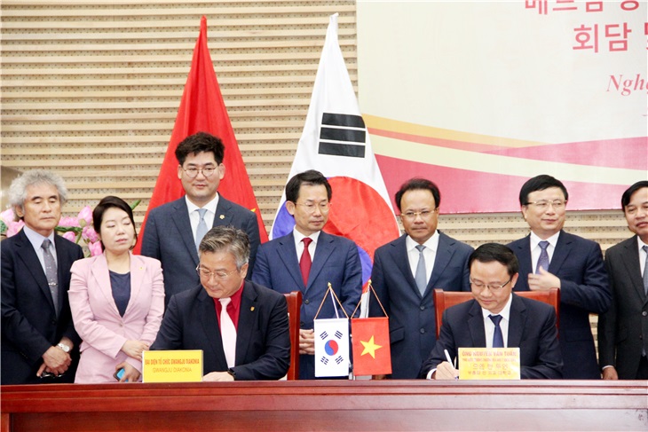 TS. Nguyễn Văn Tuấn - P. Hiệu trưởng trường ĐHYK Vinh và ông Cho Kwang Su - Giám đốc tổ chức Gwangju Diakonia cùng ký kết bản ghi nhớ hợp tác đào tạo