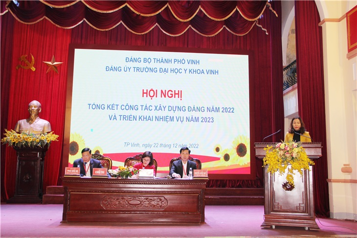 Đ/c Ngô Thị Hường - UVBTV, Trưởng ban Tổ chức Thành ủy Vinh - phát biểu chỉ đạo Hội nghị