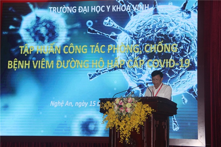 ThS. Nguyễn Trung Dũng (TP. Hành chính - Quản trị - VTTTB) báo cáo các văn bản chỉ đạo của Bộ Giáo dục Đào tạo và Bộ Y tế về công tác phòng chống dịch bệnh