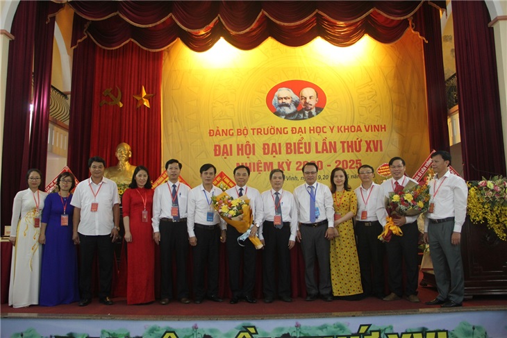 Đ/c Nguyễn Nam Đình - UVBTV, Bí thư Đảng ủy khối các cơ quan tỉnh NA và đ/c Trần Ngọc Tú - P.Bí thư, Chủ tịch UBND TP Vinh tặng hoa chúc mừng Ban chấp hành khóa mới ra mẳt Đại hội