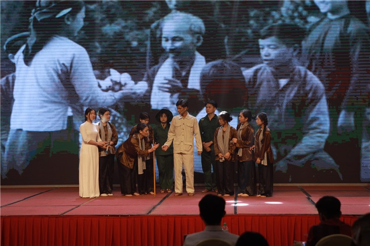 Phân cảnh tái hiện hình ảnh Bác Hồ về thăm quê