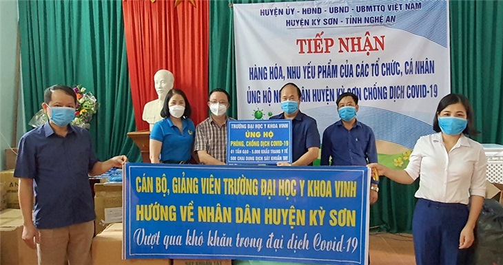 Lãnh đạo chuyên môn và công đoàn tặng quà cho nhân dân huyện Kỳ Sơn