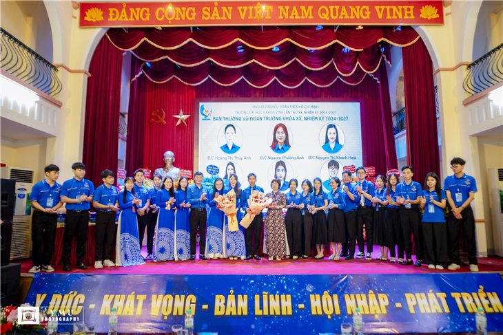 Bí thư Đảng uỷ Lê Thị Thanh Tâm tặng hoa chúc mừng Ban chấp hành Đoàn TNCS Hồ Chí Minh trường Đại học Y khoa Vinh khoá XX (nhiệm kỳ 2024 - 2027) ra mắt Đại hội