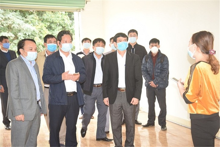​​​​​​​Ban Chỉ đạo phòng chống dịch COVID - 19 Nghệ An kiểm tra và giám sát nhà anh T.