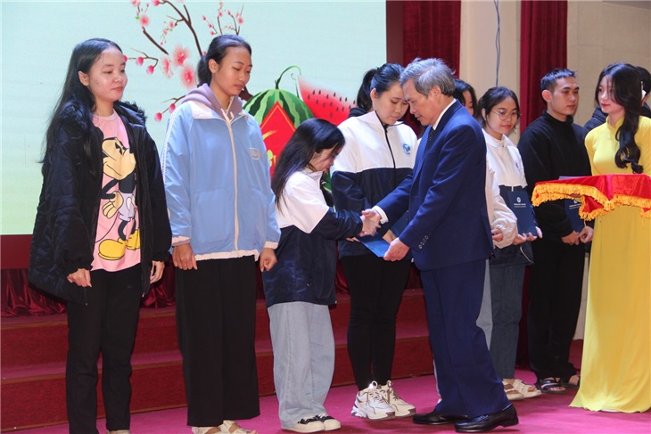 P.Hiệu trưởng Cao Trường Sinh trao quà Tết đến các em sinh viên