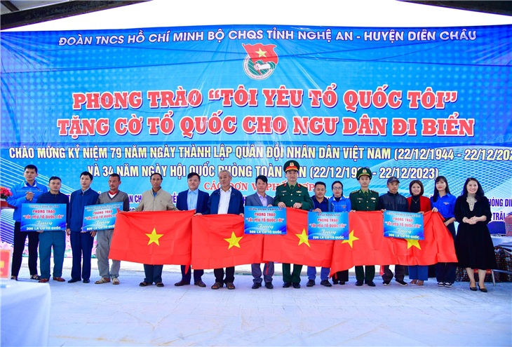 Y khoa Vinh chung tay tô thắm màu cờ Tổ quốc