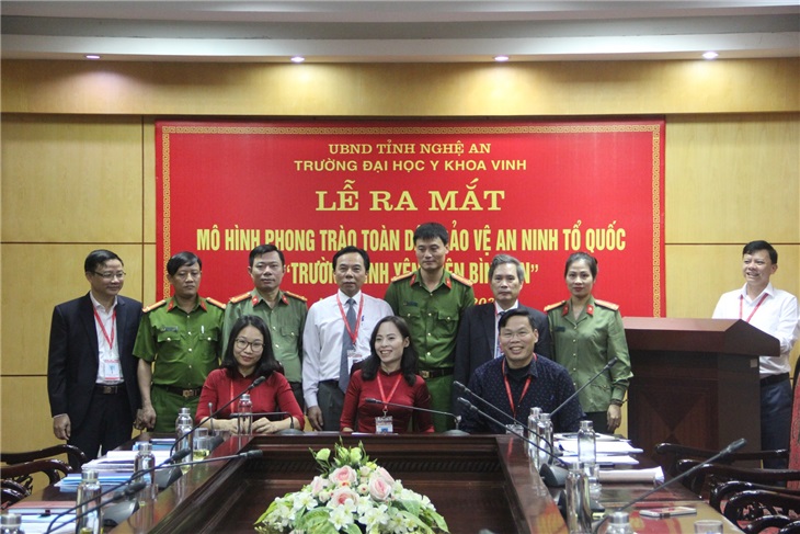 Đại diện lãnh đạo các khoa phòng tiến hành ký cam kết trước sự chứng kiến của Ban chỉ đạo