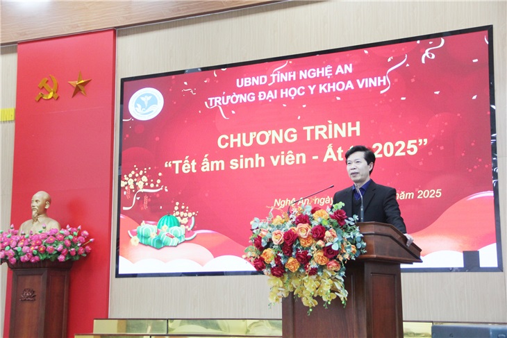 Thầy P. Hiệu trưởng Nguyễn Quốc Đạt phát biểu chúc Tết sinh viên