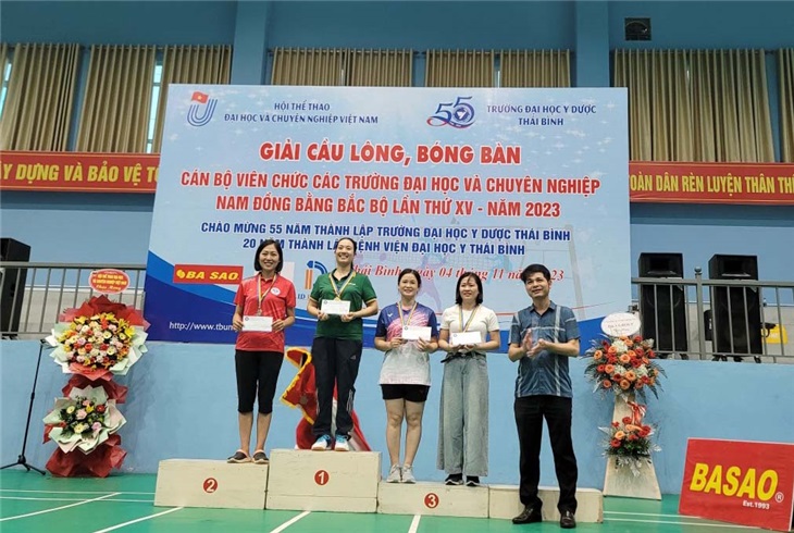 VĐV Nguyễn Thị Phượng - Đoàn Đại học Y khoa Vinh - đạt huy chương Bạc nội dung thi đấu bóng bàn đơn nữ