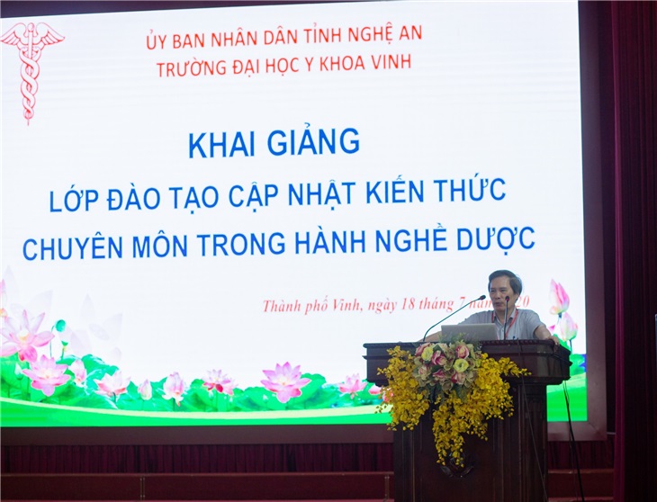 PGS.TS. Cao Trường Sinh - P.hiệu trưởng, Giám đốc Bệnh viện trường ĐHYK Vinh - phát biểu tại buổi lễ