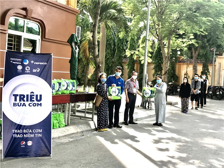 Thầy Nguyễn Văn Tuấn (áo kẻ) - P.Hiệu trưởng nhà trường, Đ/c Thái Sỹ Minh (áo xanh) - P. Bí thư Tỉnh đoàn - cùng trao các suất lương thực thực phẩm thiết yếu cho các bạn sinh viên gặp khó khăn trong mùa dịch