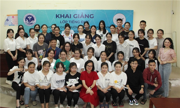 Học viên chụp ảnh lưu niệm cùng thầy cô nhà trường và công ty Vicat