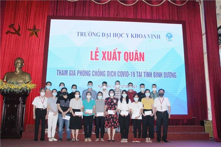 Lãnh đạo nhà trường chụp ảnh lưu niệm cùng các tình nguyện viên trước khi lên đường làm nhiệm vụ