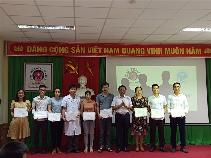 PGS.TS. Nguyễn Cảnh Phú - Bí thư đảng ủy, Hiệu trưởng nhà trường - trao chứng chỉ cho các học viên tạii BVĐK khu vực Tây Bắc