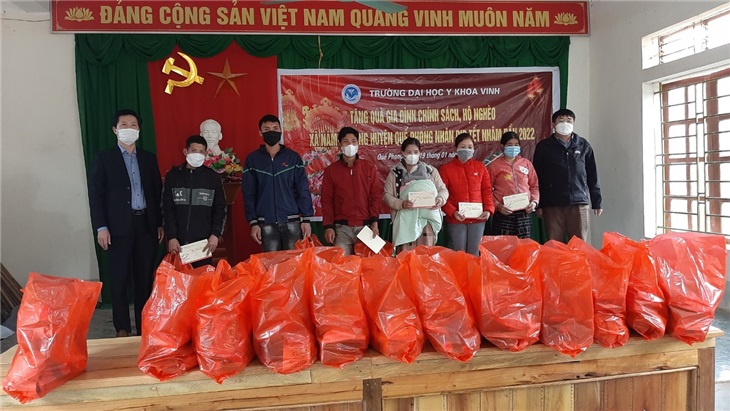 Đ/c Nguyễn Quốc Đạt - UVBTV Đảng ủy - trao quà chúc tết bà con