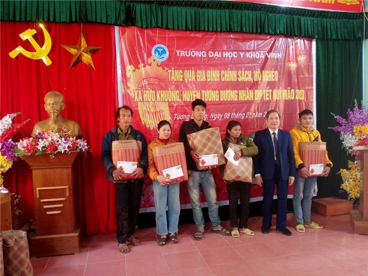 PGS.TS. Cao Trường Sinh - P. Hiệu trưởng, Giám đốc Bệnh viện trường - trao quà Tết cho các gia đình