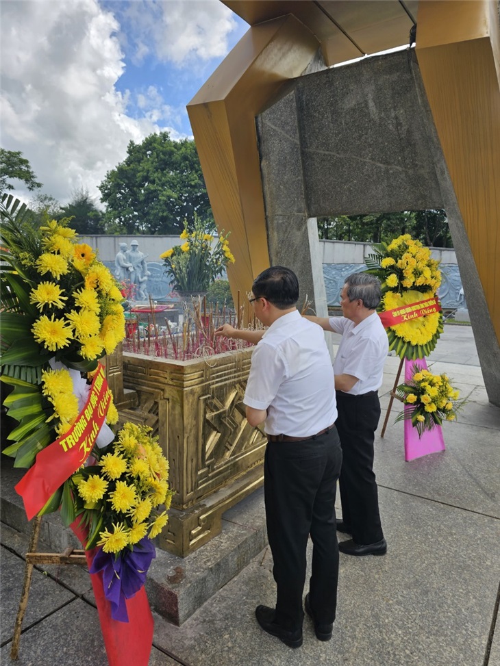 Đoàn đại biểu Đại học Y khoa Vinh hướng về ngày Thương binh liệt sỹ 27/7