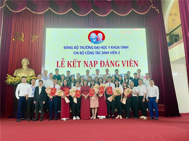 Chi bộ chụp ảnh lưu niệm cùng các đảng viên mới