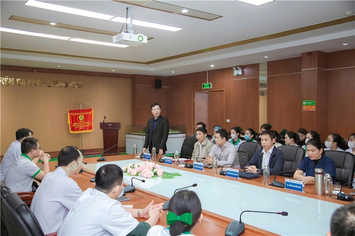 TS. Nguyễn Quốc Đạt - P. Hiệu trưởng nhà trường - phát biểu tại buổi lễ