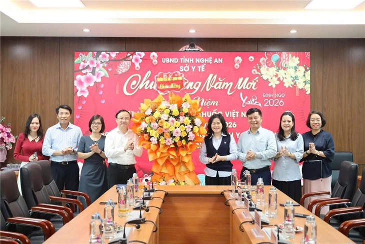 Trường Đại học Y khoa Vinh tặng hoa, chúc mừng sở Y tế Nghệ An (Ảnh: Tổng hợp)