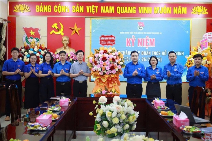 Lãnh đạo trường Đại học Y khoa Vinh tặng hoa chúc mừng Tỉnh đoàn