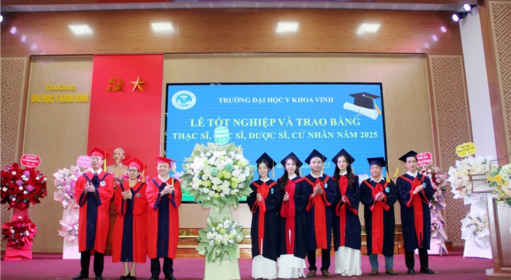 Đại diện tân thạc sĩ, bác sĩ, dược sĩ, cử nhân tặng hoa tri ân lãnh đạo và tập thể cán bộ giảng viên nhà trường