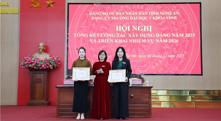 Bí thư Đảng ủy, Chủ tịch Hội đồng trường Lê Thị Thanh Tâm tặng Giấy khen cho Chi bộ đạt danh hiệu Hoàn thành xuất sắc nhiệm vụ tiêu biểu năm 2025