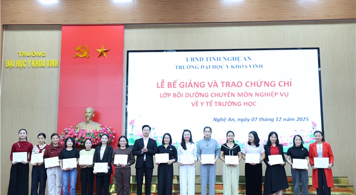 TS. Nguyễn Quốc Đạt - P. Hiệu trưởng - trao chứng chỉ cho học viên