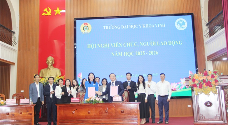 Hiệu trưởng và Chủ tịch Công đoàn ký kết giao ước thi đua năm học 2025-2026