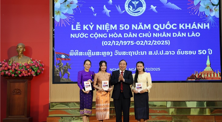 ông Vy Tố Định - P.Chủ tịch Hội Hữu nghị Việt – Lào tỉnh Nghệ An - tặng quà các lưu sinh viên Lào