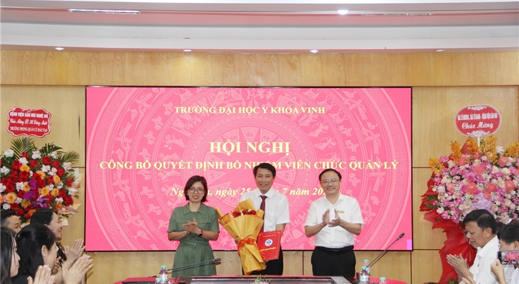 TS. Lê Thị Thanh Tâm - Bí thư Đảng ủy và PGS.TS. Nguyễn Văn Tuấn - Hiệu trưởng - trao quyết định bổ nhiệm và tặng hoa chúc mừng TS. Hồ Đăng Mười trên cương vị mới