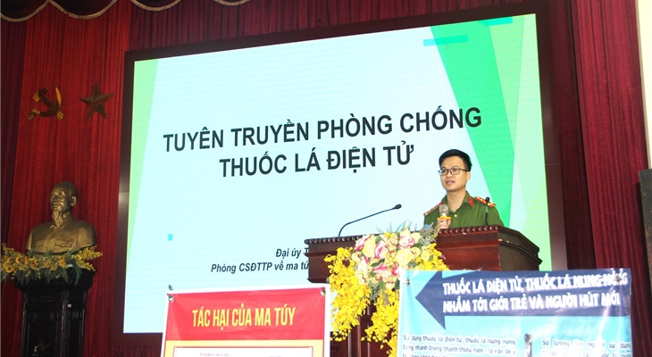 Đại úy Trần Hữu Đắc - Phòng CSĐTTP về ma túy (Công an Tỉnh Nghệ An) - tuyên truyền nội dung về thuốc lá điện tử