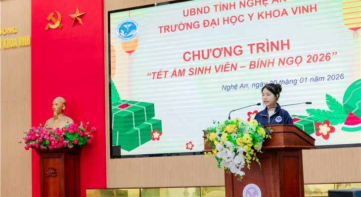 Đại diện sinh viên nhận quà Tết Ấm phát biểu cảm ơn