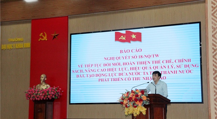 Đ/c Nguyễn Quang Vinh - Phó trưởng ban Tuyên giáo Thành ủy Vinh - báo cáo quán triệt các nội dung chuyên đề tại Hội nghị