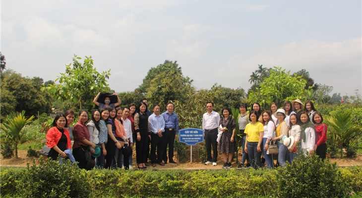 Đoàn tham quan chụp ảnh sau khi trồng cây lưu niệm tại khu di tích Lê Hữu Trác (Ảnh: Anh Đức)