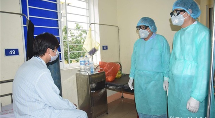 Lãnh đạo Sở Y tế Nghệ An thăm động viên bệnh nhân tại khu cách ly. Ảnh: Thanh Hoa