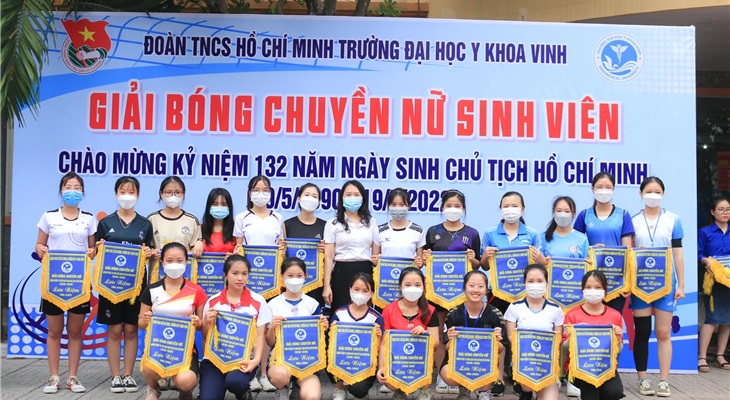 ThS. Bùi Thị Hồng Thu - P.Trưởng phòng Công tác Sinh viên - chụp ảnh lưu niệm cùng đại diện các đội bóng (Ảnh: Đoàn trường)