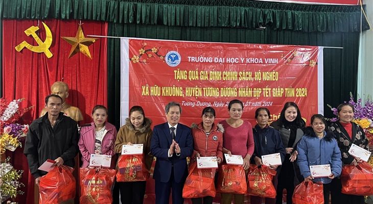 Đ/c Cao Trường Sinh và đ/c Nguyễn Thị Quỳnh Nga trao quà cho các hộ gia đình