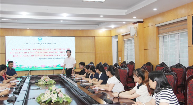 TS. Nguyễn Quốc Đạt - P. Hiệu trưởng - phát biểu tại lễ khai giảng