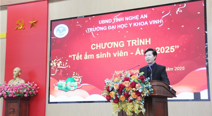 Thầy P. Hiệu trưởng Nguyễn Quốc Đạt phát biểu chúc Tết sinh viên