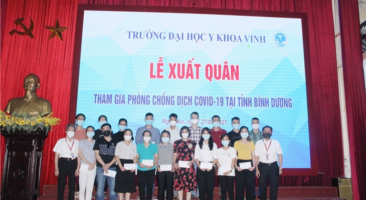 Lãnh đạo nhà trường chụp ảnh lưu niệm cùng các tình nguyện viên trước khi lên đường làm nhiệm vụ