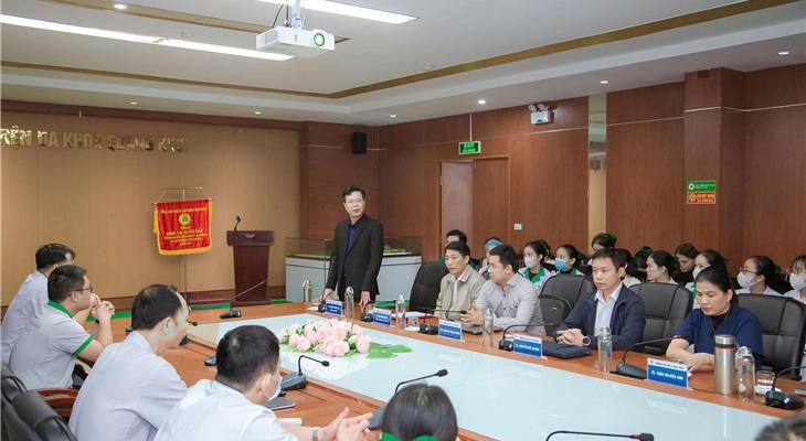 TS. Nguyễn Quốc Đạt - P. Hiệu trưởng nhà trường - phát biểu tại buổi lễ