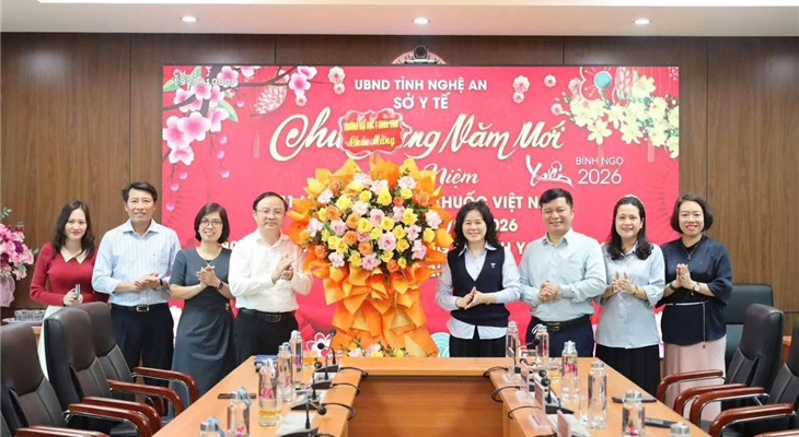 Trường Đại học Y khoa Vinh tặng hoa, chúc mừng sở Y tế Nghệ An (Ảnh: Tổng hợp)
