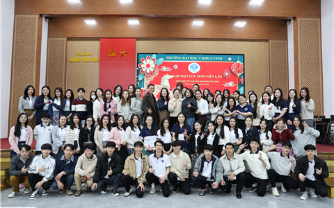 Lưu sinh viên Lào trải nghiệm Tết Việt tại mái nhà Y khoa Vinh