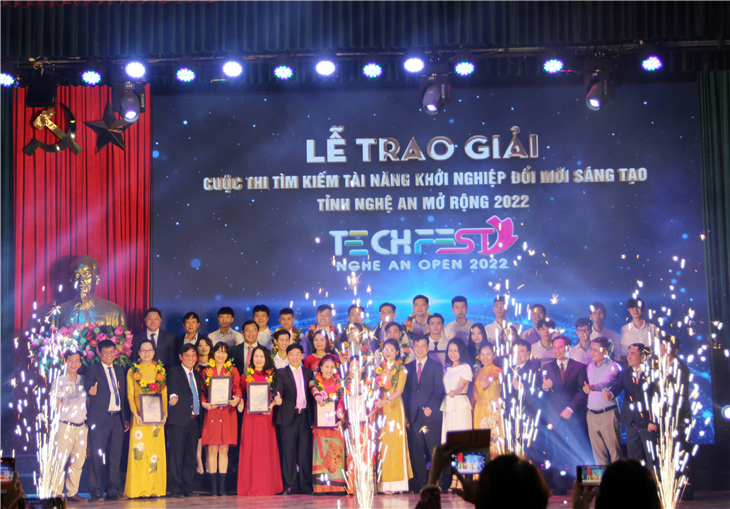 Ban tổ chức và các tác giả, nhóm tác giả chụp ảnh lưu niệm